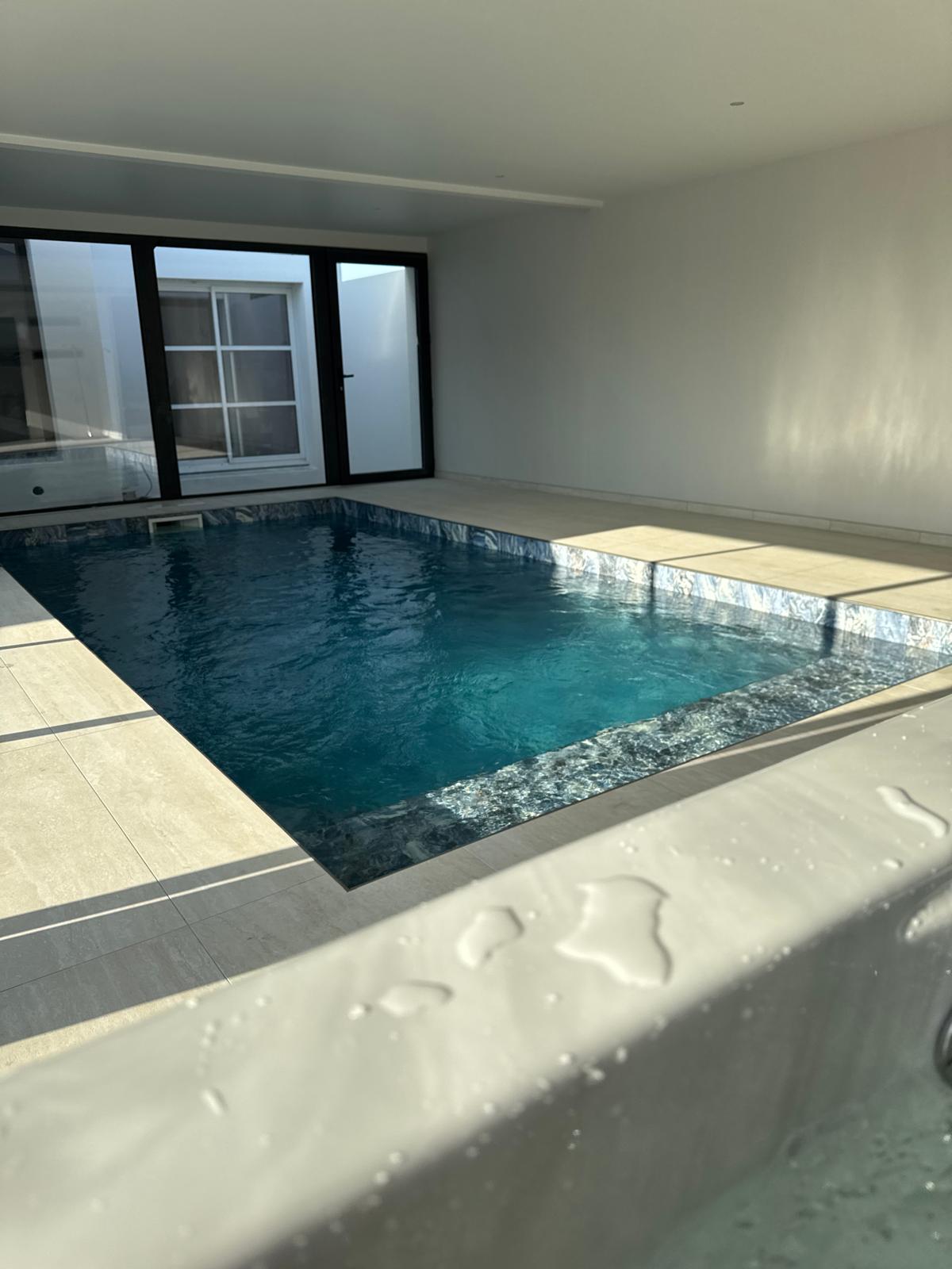 Piscine intérieure entièrement carrelée